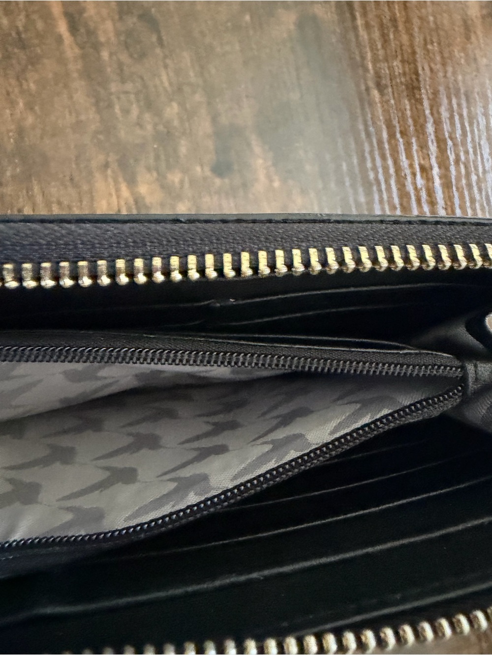 Lo & Sons Black Leather Zip Wallet - Picture 4 of 4
